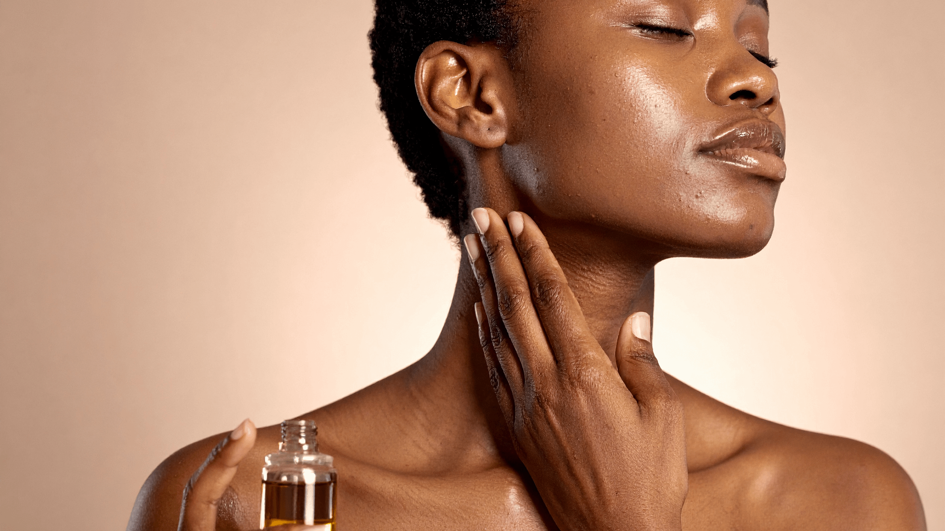 woman applying mositurizer