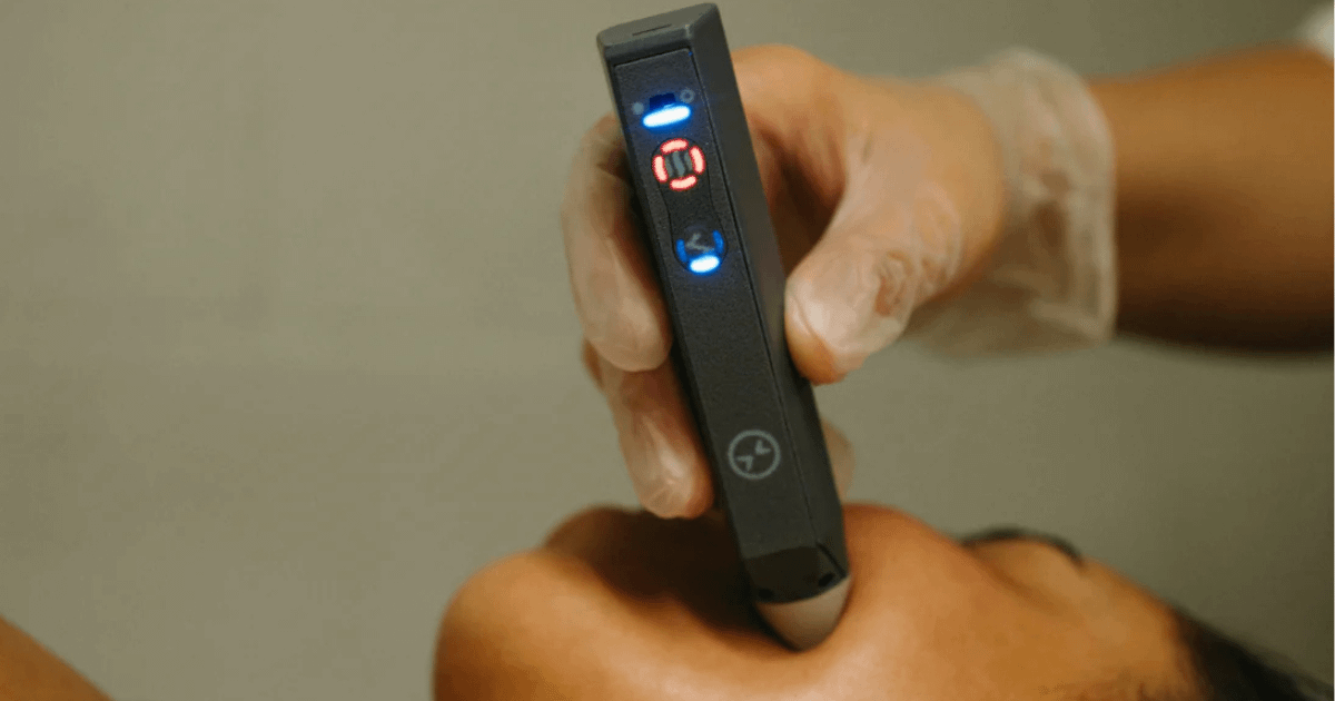 hand holing  tmj pain to a lady's cheek